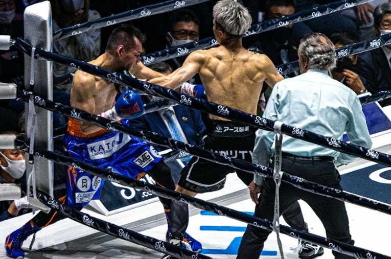 ノニト・ドネア戦後に話題となった井上尚弥の“背筋”を収めた一枚。カメラマンが撮影の舞台裏を明かした ／ photograph by Takuya Sugiyama