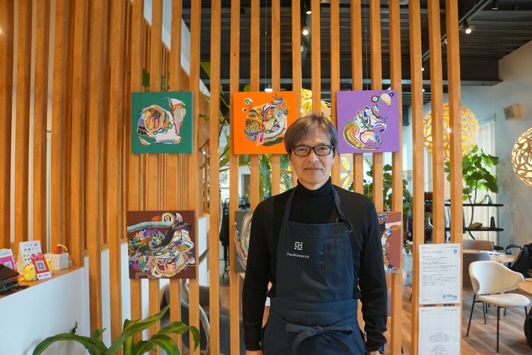 福岡県糸島市でカフェのマスターを務める現在の田之上慶三郎さん（53歳） ©NumberWeb