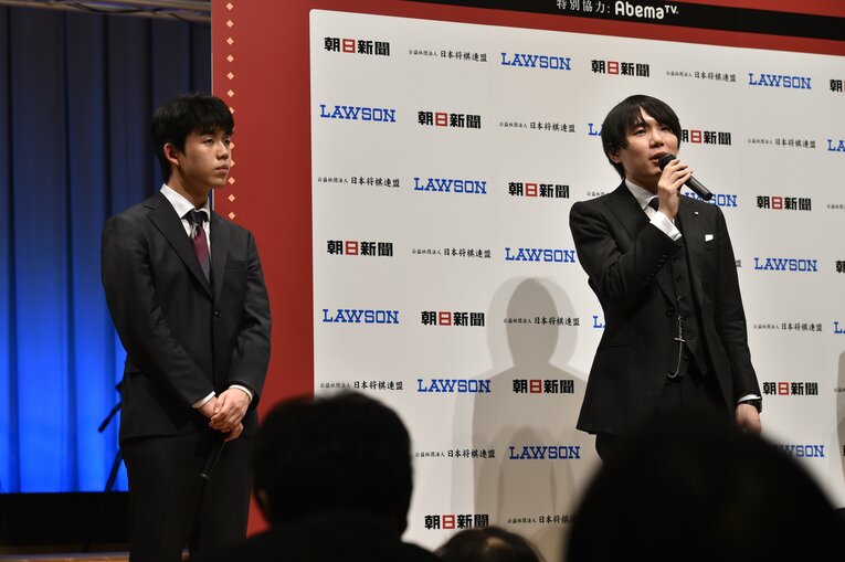 2019年の藤井聡太（16～17歳時。全4枚中の3枚目）　©BUNGEISHUNJU