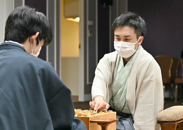 叡王戦第2局での菅井　©JIJI PRESS