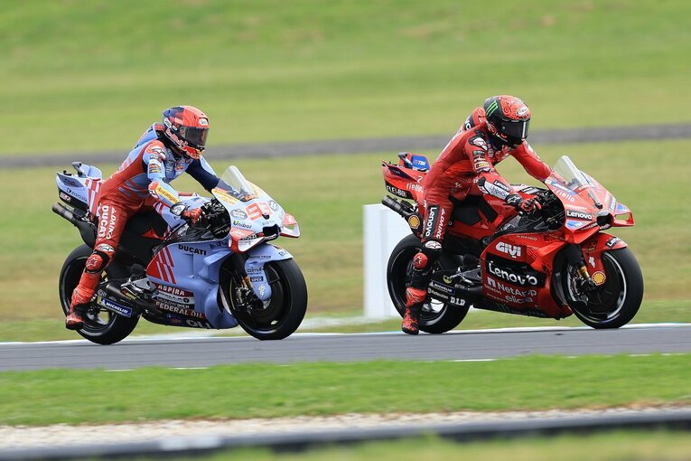 往時の鋭さが戻りつつあるマルケス（左）のブレーキング　©Satoshi Endo