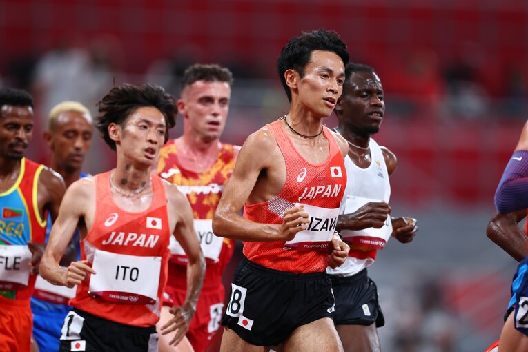 ライバルの伊藤（左）とともに出場した東京五輪の男子10000m。世界との差を実感した　©Ryosuke Menju