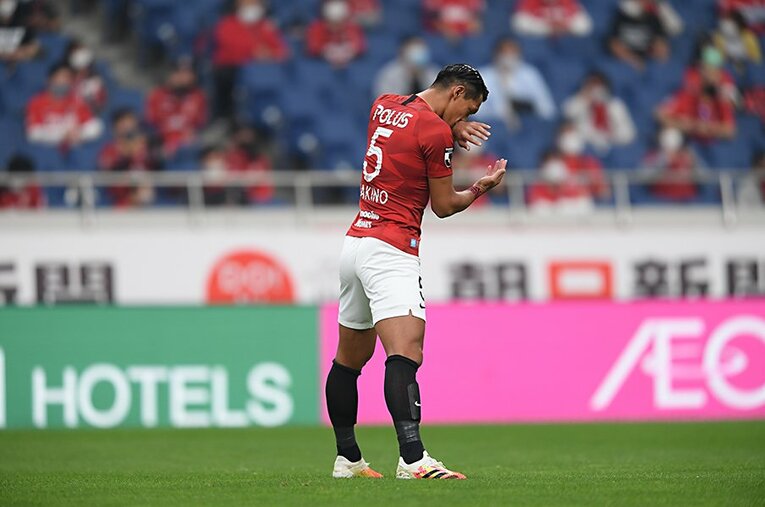 試合前、手首につけた香りで集中力を高める槙野 ／ photograph by J.LEAGUE