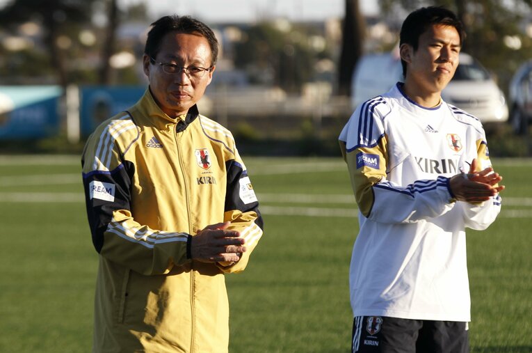 日本代表時代の岡田監督と長谷部　©JMPA