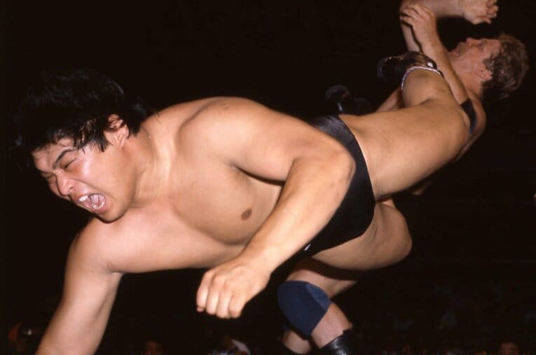 国内デビュー戦でスタン・ハンセンにドロップキックを決める谷津嘉章 ／ photograph by 東京スポーツ新聞社