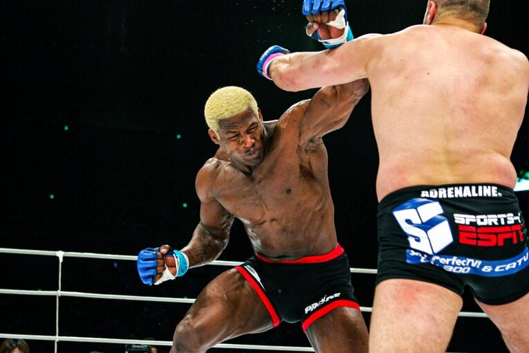 “人類最強”のヒョードルと打ち合うランデルマン　©Susumu Nagao