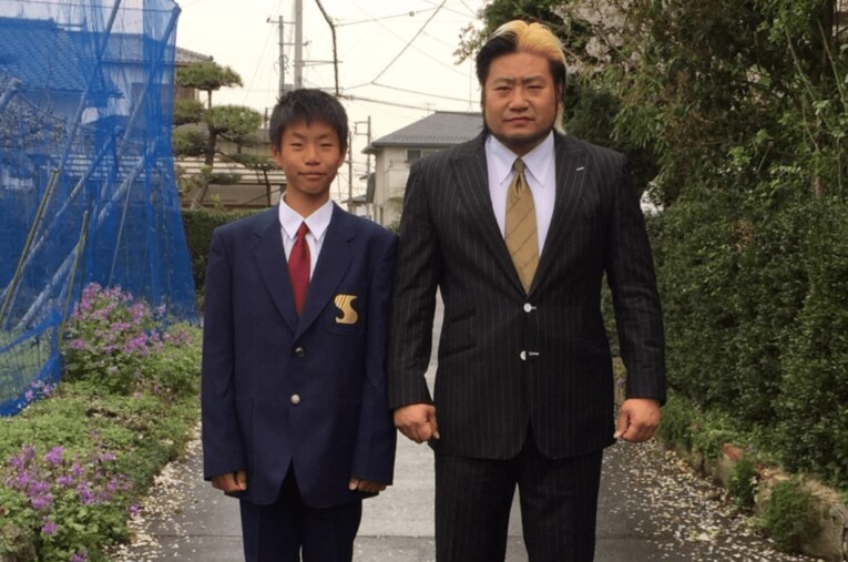 中学校入学式を前に撮影した2ショット写真。息子・幸成にとってリングで戦い続ける父はずっと憧れだった ／ photograph by SUWAMA FAMILY