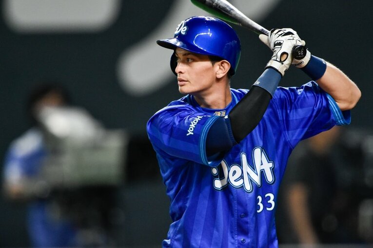 DeNA時代の乙坂　©Sports Graphic Number