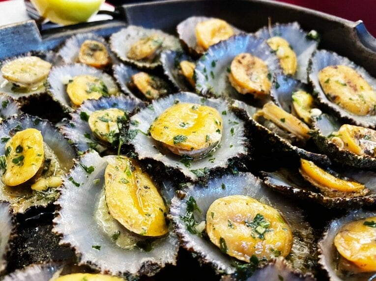 「山の斜面にスタジアム」「守田英正のお薦め料理は…」日本代表MFが戦う“離島クラブ”は美しい風景とグルメ満載だった《現地で撮影》(33)