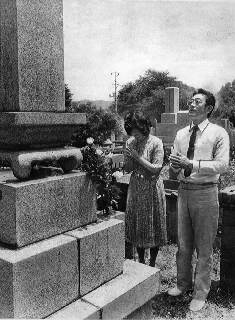 西武監督時代の1982年、地元・呉市の家族の墓前で夫人とともに優勝報告をする広岡達朗