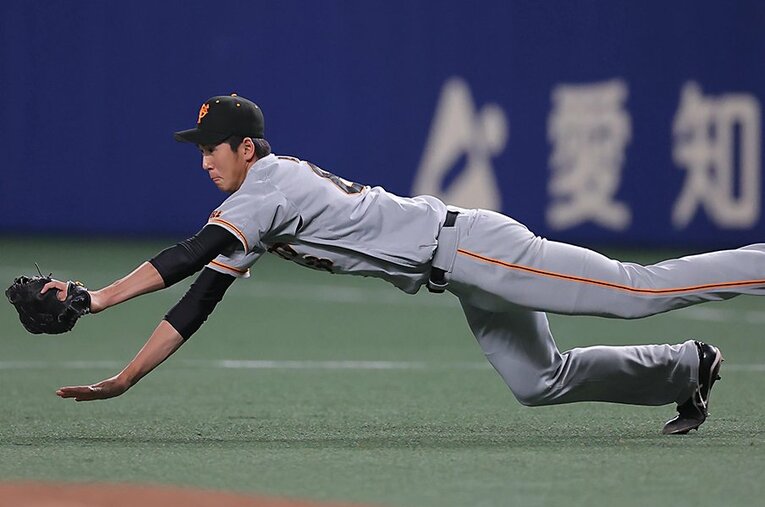 17日の中日戦、横っ飛びで一、二塁間の当たりを好捕した秋広。2m2cmの長身ながら守備でも俊敏な動きを見せる ／ photograph by Sankei Shimbun