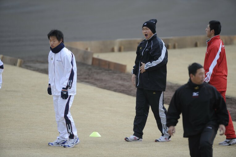 新人合同自主トレで大あくびする中田翔　©︎Takuya Sugiyama