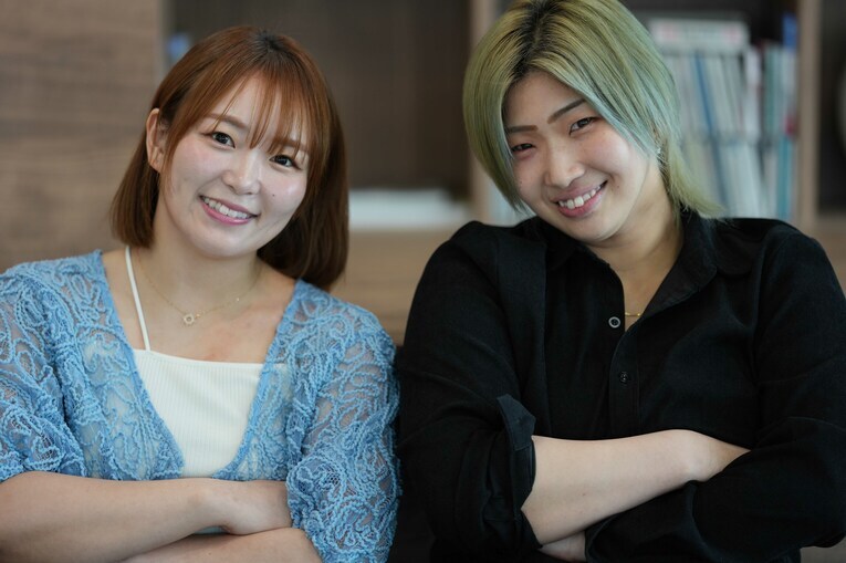 自信の笑みを浮かべるSareeeと彩羽匠　©Essei Hara