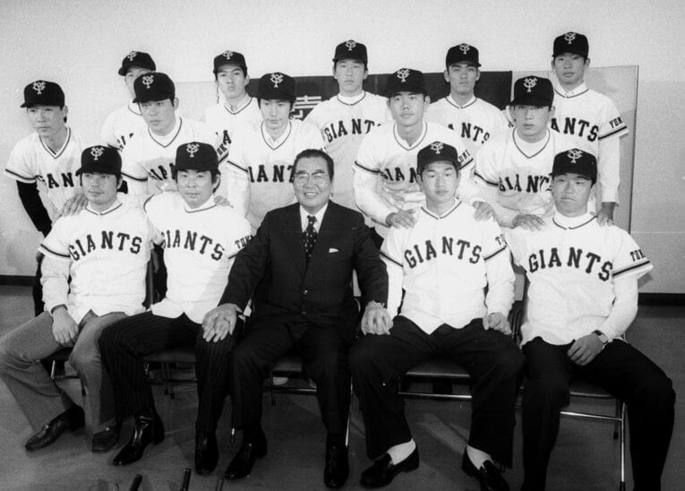 1979年、巨人の新入団選手。前列右端が香坂氏　©Sankei Shimbun