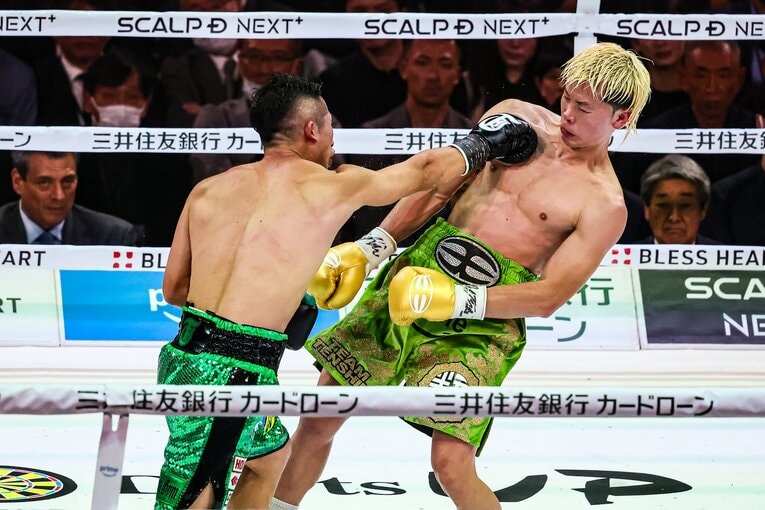 井上拓真のストレートをスウェイでかわす那須川天心　©Susumu Nagao