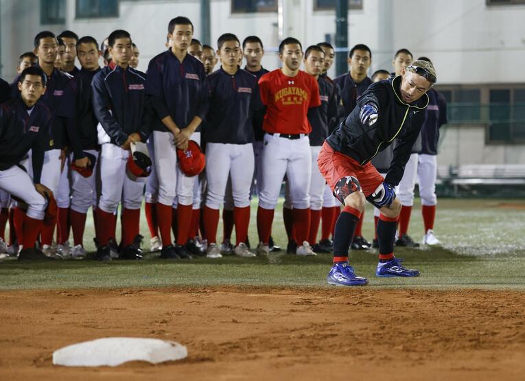 21年11月、イチローさんの指導を受けた國學院久我山の選手たち（21年11月）　©︎KYODO