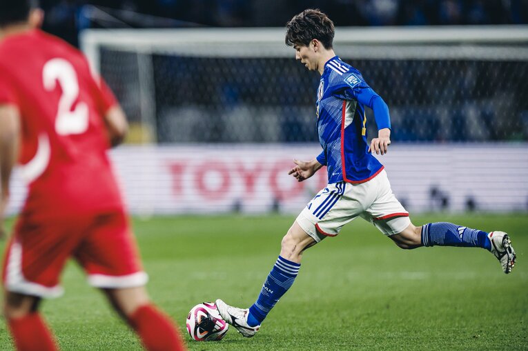 中盤で試合をコントロールする田中碧　©Kiichi Matsumoto/JMPA