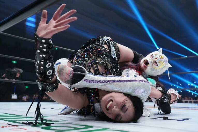 黒虎脚殺で上谷沙弥を攻めるスターライト・キッド　©Essei Hara