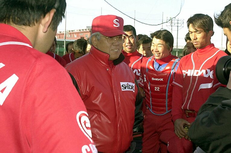 シダックスで3年間、指揮を執った野村克也。言葉をかけられた選手たちの多くはその後、指導者への道を歩んでいる ／ photograph by Sankei Shimbun