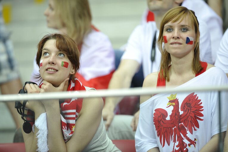 EUROにいた美しい女性サポーターの応援姿（50枚超）　©Sports Graphic Number