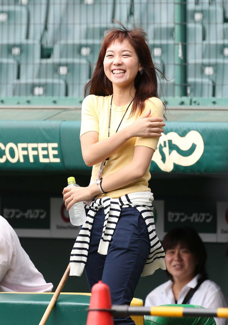 阪神戦を前に、楽しそうに準備する入社2年目のヒロド歩美アナ（2015年）©︎Sankei Shimbun