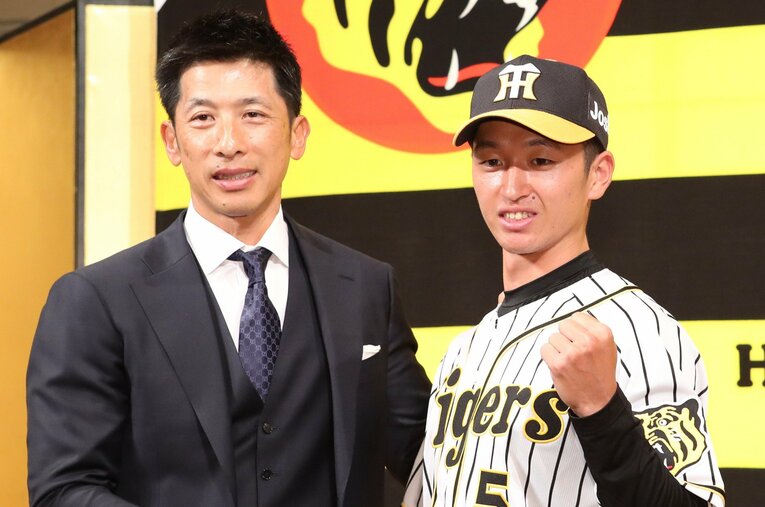 2018年のドラフト会議で阪神から予想外の1位指名を受けた近本光司と握手をする矢野燿大監督 ／ photograph by JIJI PRESS