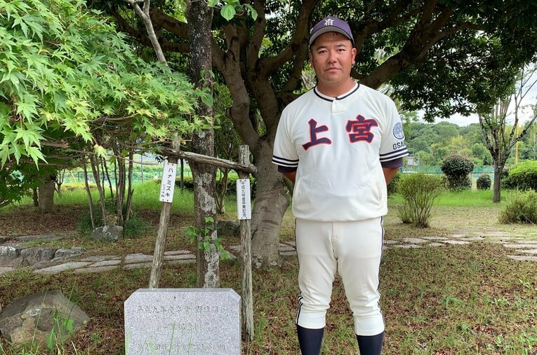 名門・上宮高を現在率いる村田監督。1997年神宮大会優勝の記念樹と石碑の前で　©Katsuharu Uchida