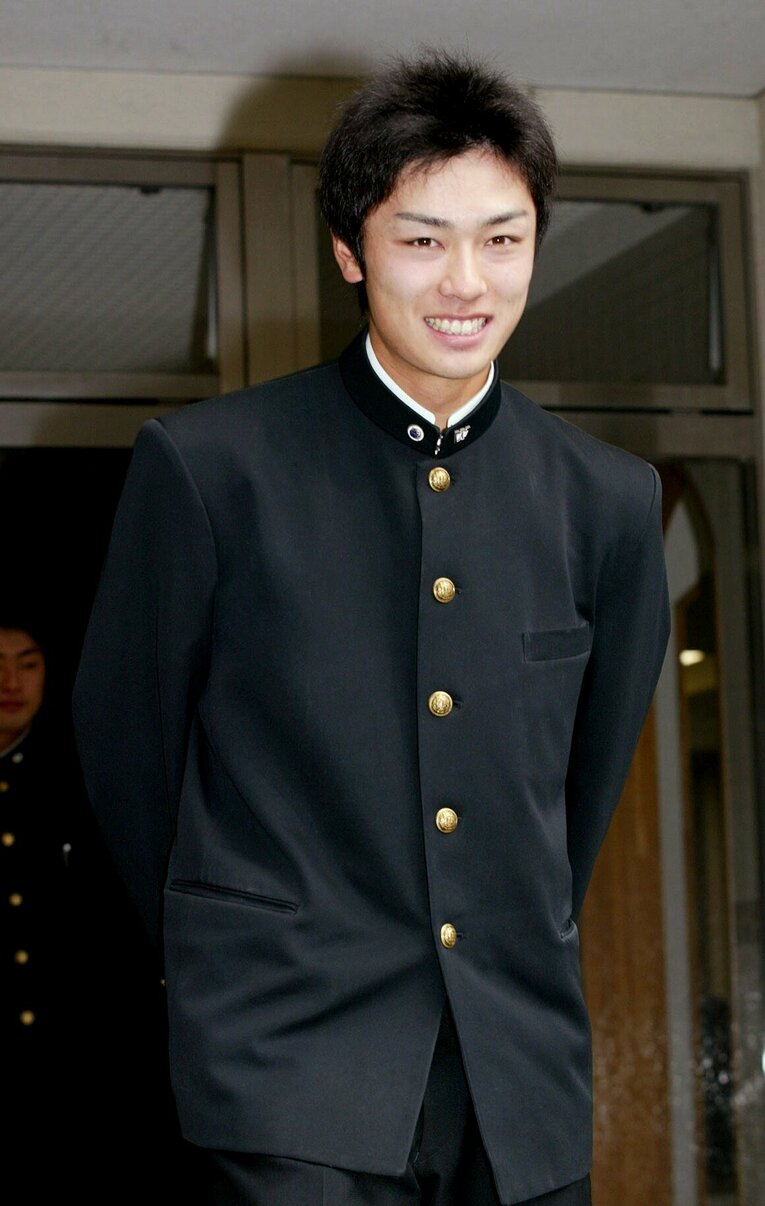 自由獲得枠でのダイエー入団が内定し、笑顔で記者会見に臨む早大時代の和田毅（2002年11月）　©︎JIJI PRESS