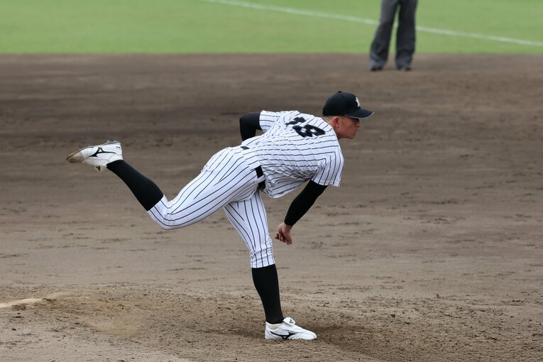 広島2位、亜細亜大の齊藤のピッチングフォーム（４／５）　©︎Shigeki Yamamoto