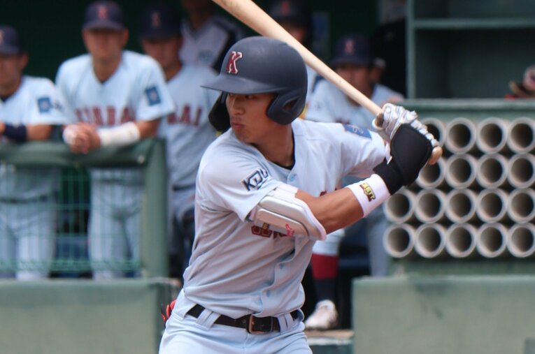 今秋の関西学生リーグで首位打者を獲得した近畿大の野間翔一郎。ドラフトでは悔しい指名漏れとなったが、実は今季はある病と闘っていた ／ photograph by Fumi Sawai