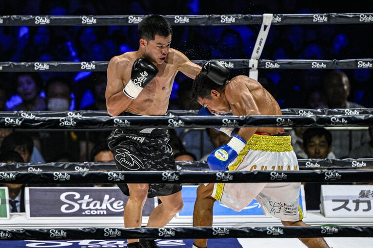 至近距離でのパンチの応酬　©Takuya Sugiyama