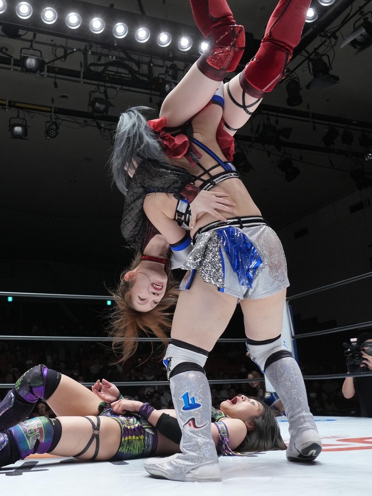 鹿島沙希を朱里に叩きつける稲葉ともか　©Essei Hara