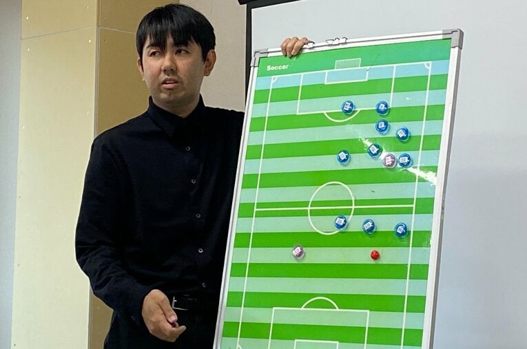 Jリーグ加盟を目指すおこしやす京都ACで、分析官を務める龍岡歩。サッカー未経験という異色のキャリアが注目を集めている ／ photograph by Sports X