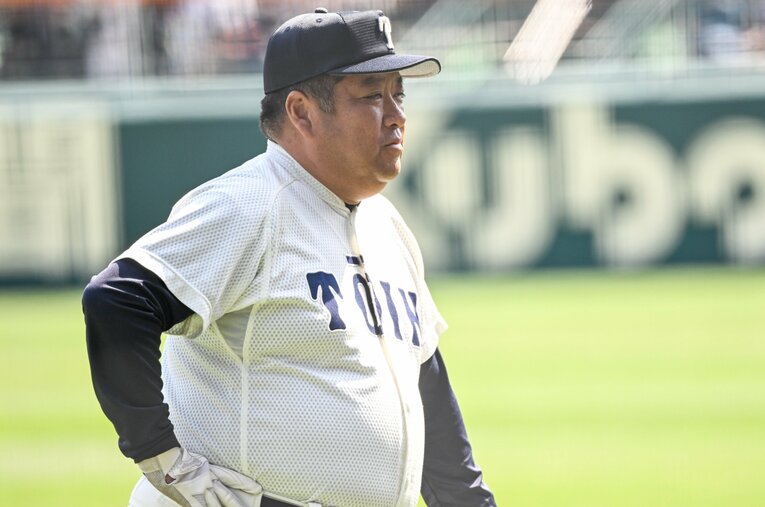 今大会で甲子園勝利数が最多となった大阪桐蔭の西谷浩一監督。名伯楽は新基準の“飛ばないバット”をどう見たのか…？ ／ photograph by Nanae Suzuki