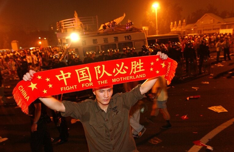 2004年のアジアカップ決勝。スタジアム周辺には警察が出動するなど物々しい雰囲気に　©Getty Images