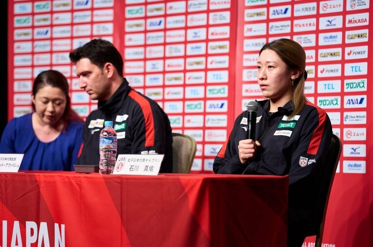 フェルハト・アクバシュ監督（左）と帰国会見に出席した石川真佑　©JVA/AFLO SPORT