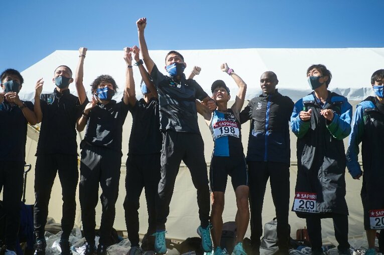 箱根駅伝予選会にて、初の本戦出場を決め喜ぶ駿河台大学のチームメンバーら ／ photograph by Yuki Suenaga
