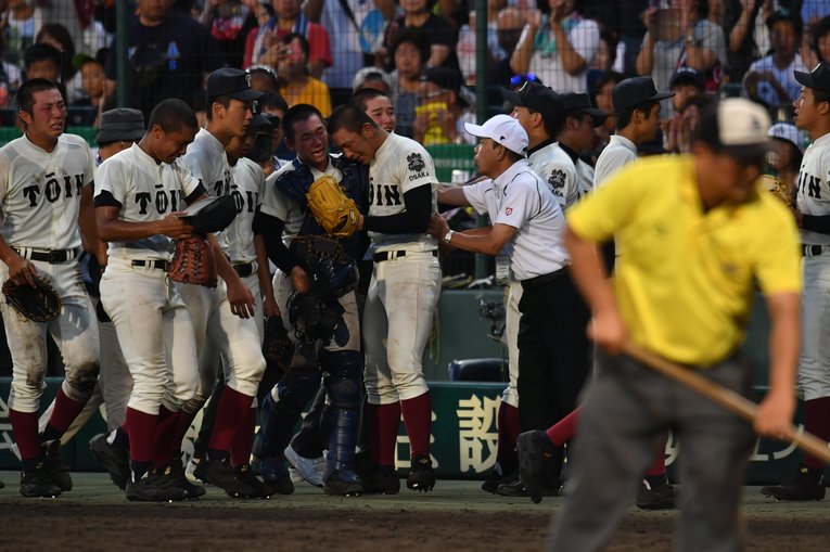 悔し涙を流す大阪桐蔭ナイン（2017年夏の甲子園3回戦・対仙台育英） ©︎Hideki Sugiyama