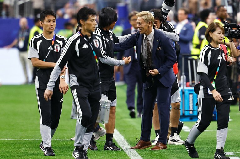 中村俊輔コーチに挨拶する本田圭佑（スウェーデン戦の決定的瞬間は右に続きます）　©Mutsu Kawamori