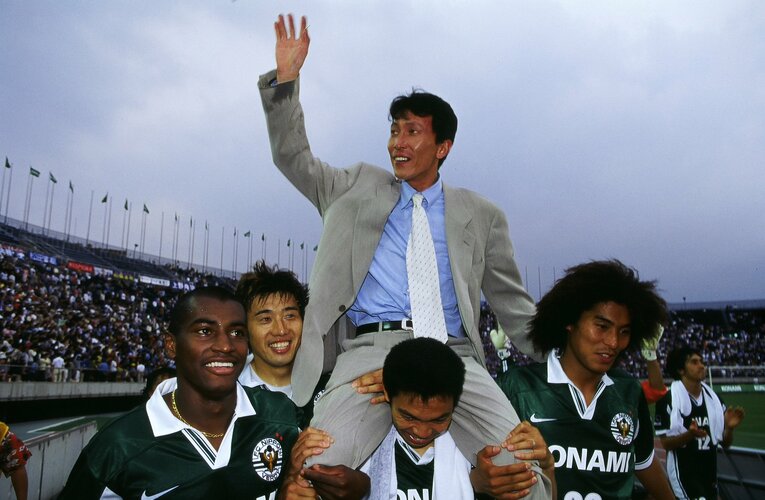 高木琢也や中澤佑二らに担がれながら、サポーターに手を振る柱谷哲二（1999年5月）©︎J.LEAGUE