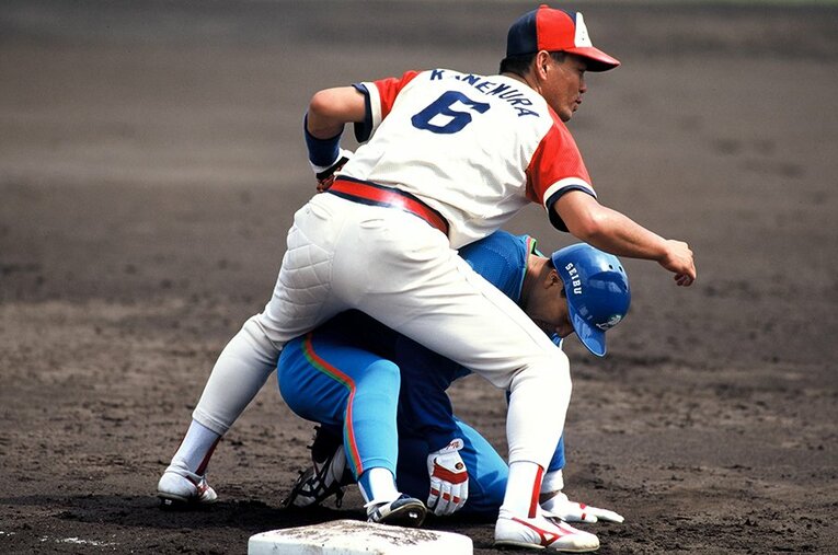 間奏で突然登場する金村（近鉄時代）　©Sports Graphic Number