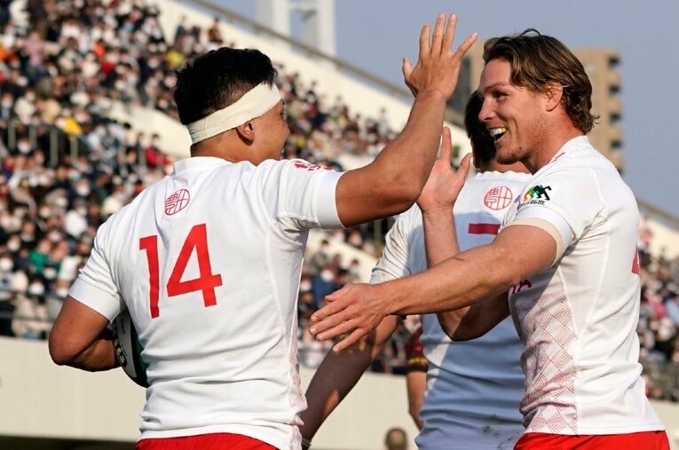 大西氏が選出に苦労するほど好プレーを見せる選手が多かったTL前半戦。ワラビーズ主将マイケル・フーパー（右）にトライを祝福される「14番」にも注目だ ／ photograph by Naoki Nishimura/AFLO SPORT