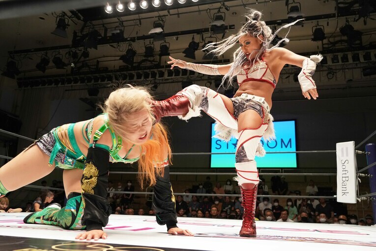 強烈な蹴りも　©Essei Hara