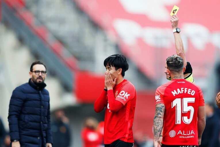 久保建英が“不可解判定”に怒った！ ラフプレーに抗議→イエローも…「バモス！クボ」とファンが信頼する理由〈撮影者の視点〉(19)