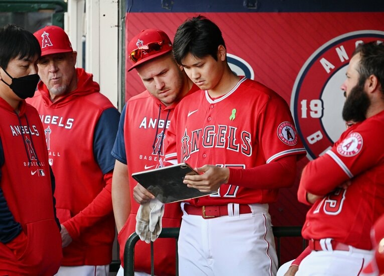 至近距離でタブレットを見つめる2人　©Getty Images