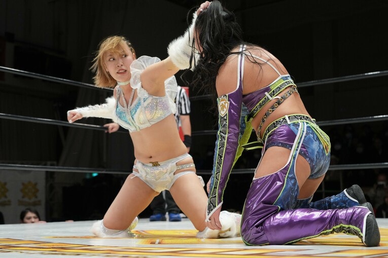 ヒザをついて野崎渚を殴りにいく桜井麻衣　©Essei Hara