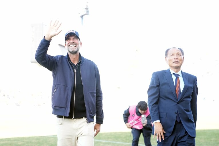 笑顔で手を振るユルゲン・クロップと原博実社長　©Masashi Hara