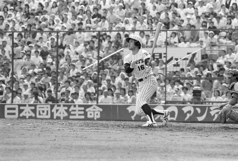 「内角打ちの名人」だった現役時代の岡田彰布のバッティング　©JIJI PRESS