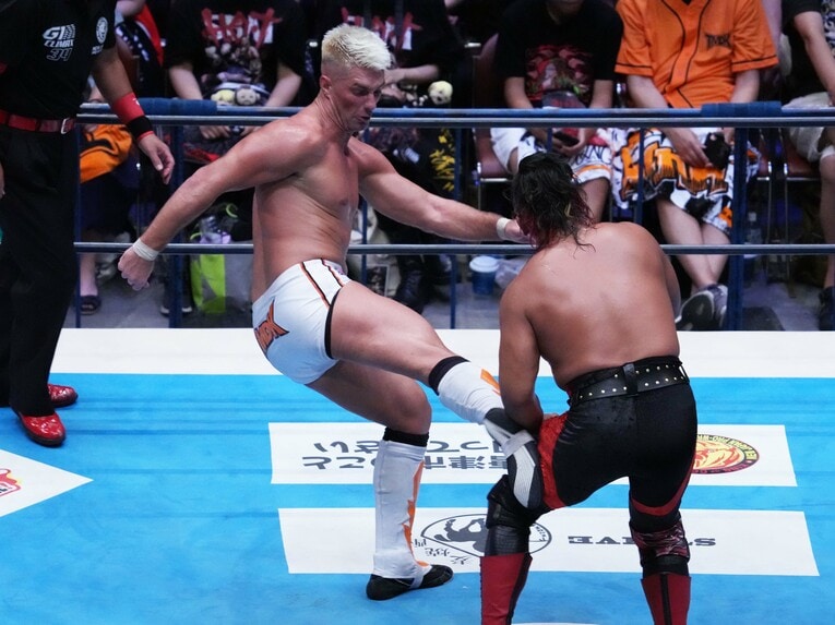 鷹木にローキックを見舞うザック　©Essei Hara