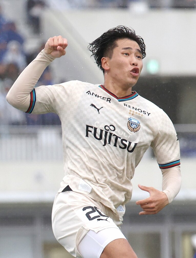 今季15点目となるループシュートを決めた川崎Fの山田新　©JIJI PRESS